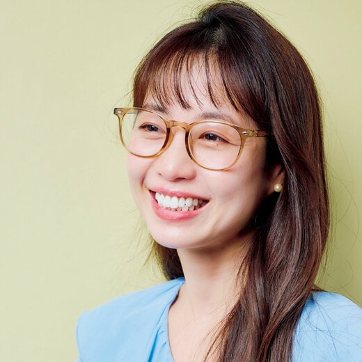 フレーム色が薄いサングラスをかけた女性