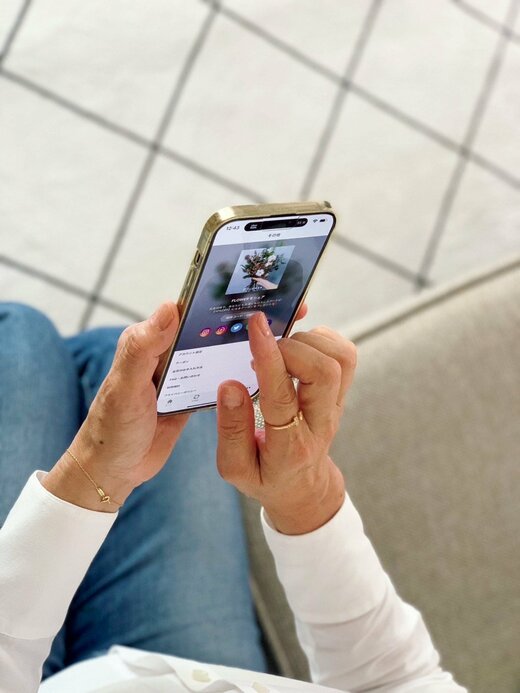 スマートフォンを操作する人