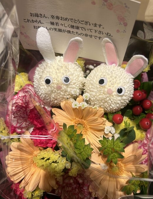 「フラワーアレンジメント（一部のお花で動物の顔にしている物）かわいいと言って喜んで貰えて、ドライ状態になっても捨てず飾ってくれている」（麻美さん・50代後半）