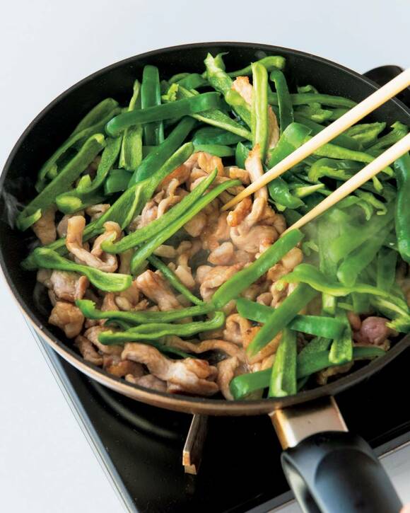 フライパンで豚肉とピーマンを炒める