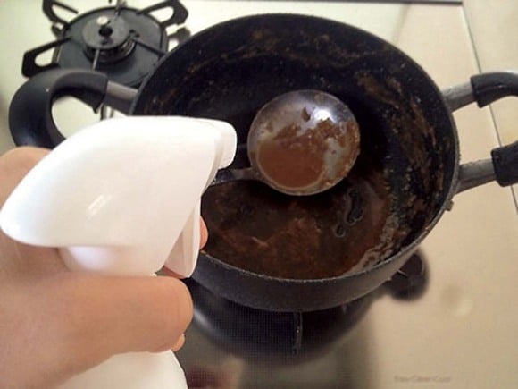 鍋のこびりつき汚れにはセスキ水をひとふき