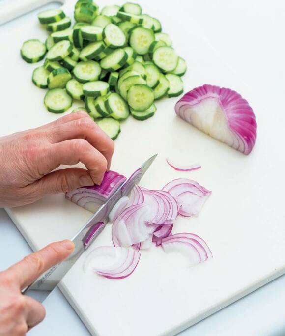 紫タマネギを切る