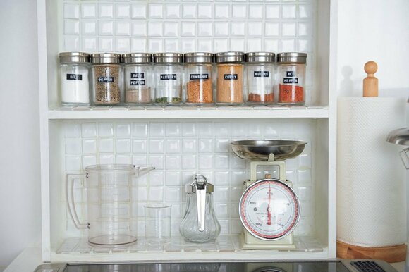 調味料は詰め替えたビンをずらりと並べて