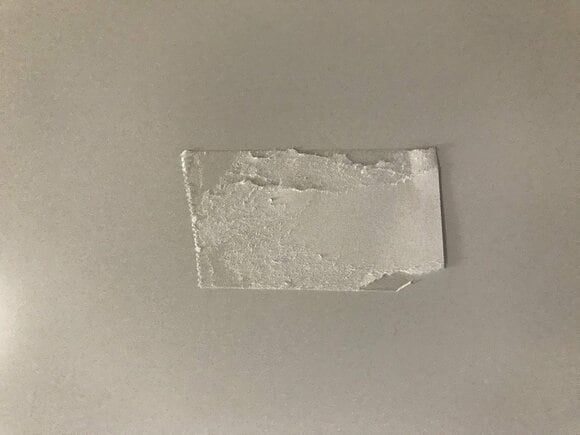 壁にテープが残る