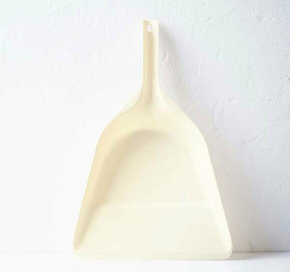 ホウキがぴったり収まってコンパクトに収納できる！