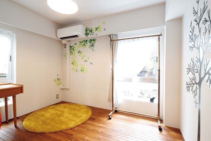 ウォールステッカーで軽やかさを演出した子ども室