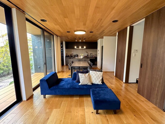 リビングからキッチンを見る