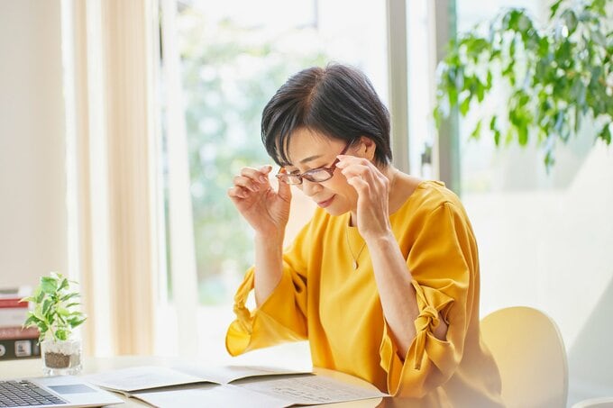 目が見えにくい女性