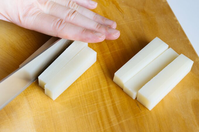 角もちを細長く切っている画像