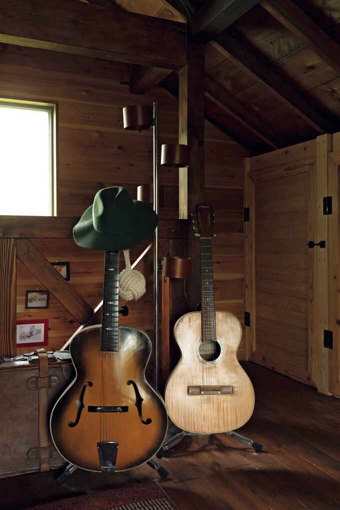 愛用していたギターをインテリアアイテムに