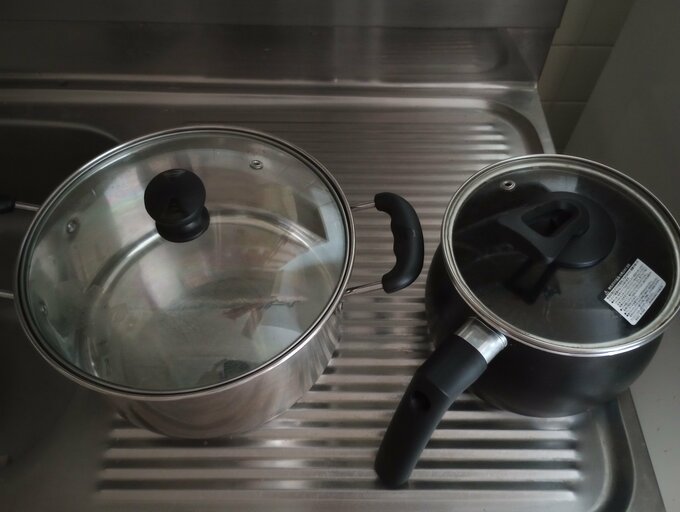 左がパスタをゆでていた大鍋、右がマルチポットです