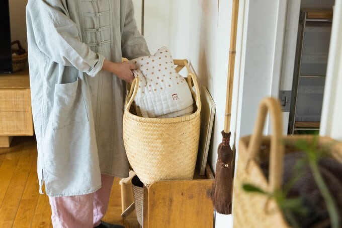 カゴにブランケットを入れる図