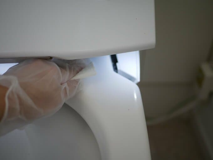 便座の隙間も掃除