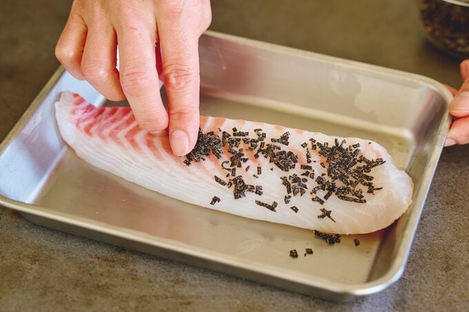 みじん切りにした塩昆布を鯛にまぶす様子