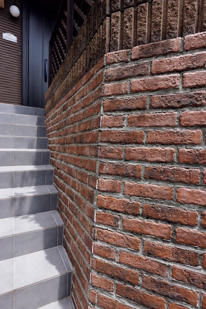 アプローチの壁に張られたレンガ