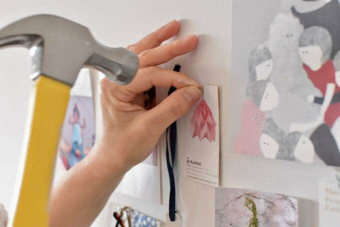 トンカチでピンをさす様子