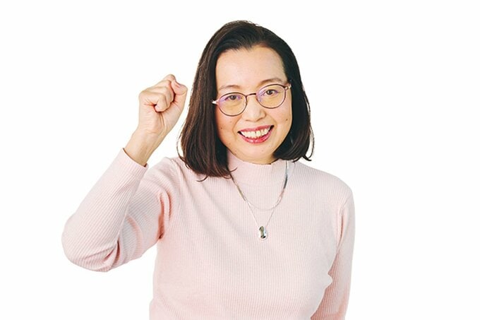 笑顔でこぶしを握る草野かおるさん