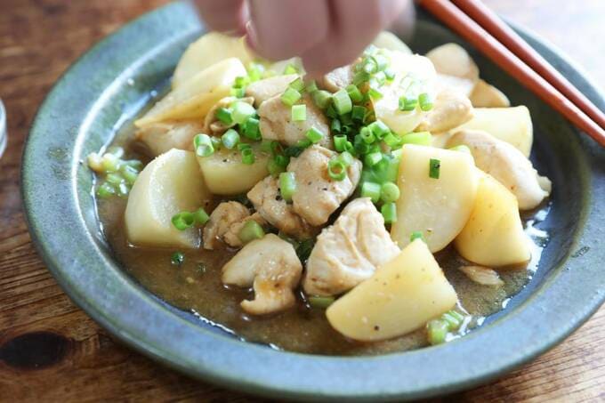 鶏ササミとカブのワサビじょうゆ炒めにネギをちらす