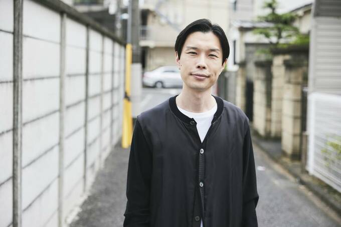 たたずんでいる男性