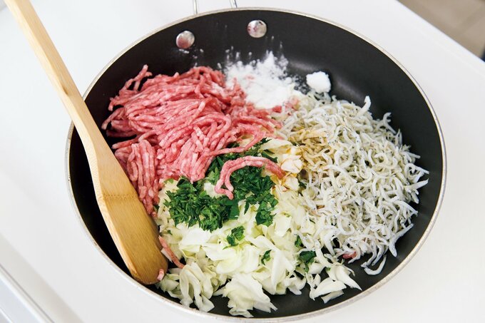 フライパンで具材を混ぜる