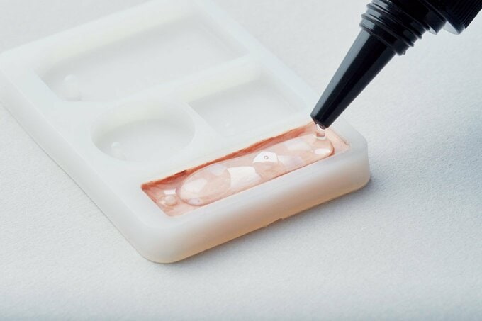 レジンを注いでLEDライトを照射する