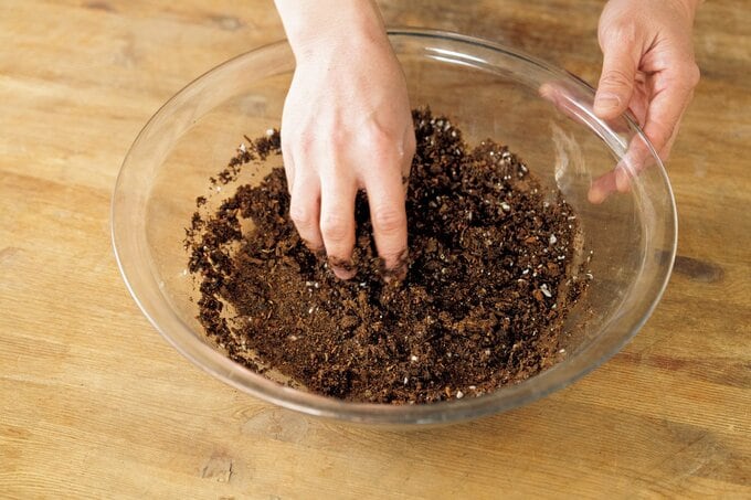 多肉植物の土に水を入れて混ぜる
