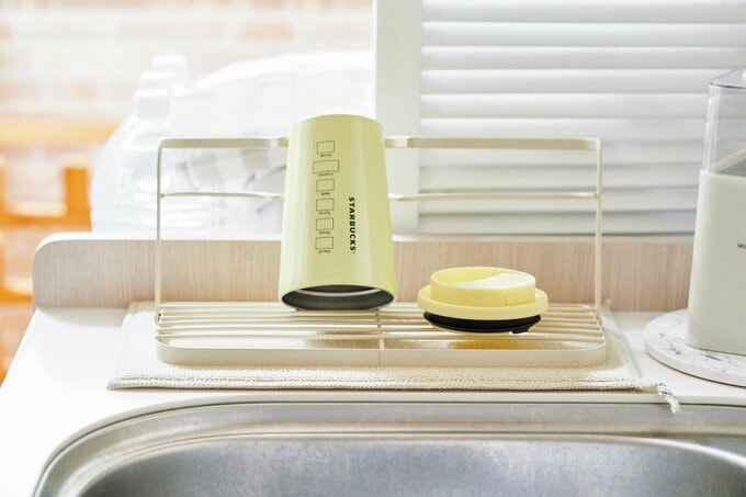 タンブラーが置かれた折りたたみボルトスタンド