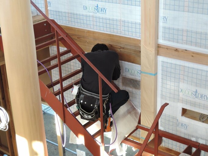 セルローズファイバーの施工の様子