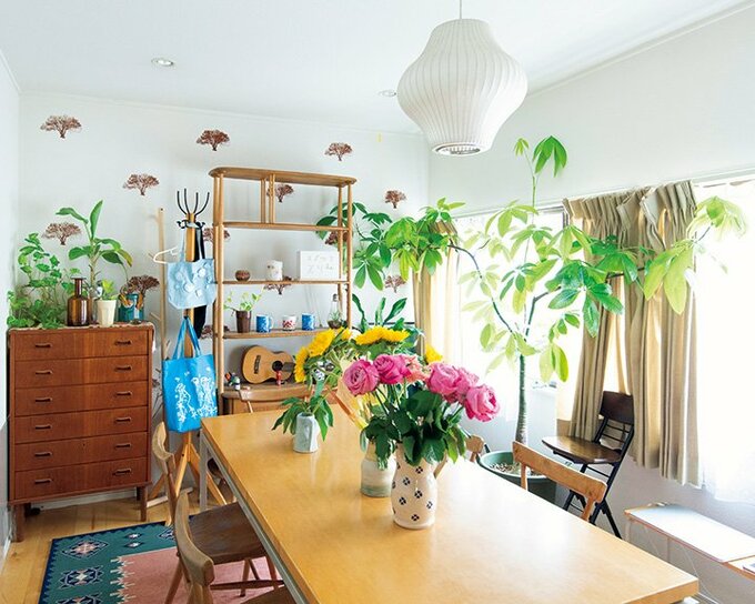 仕事スペースのそこかしこに置かれた、大小さまざまな観葉植物たち