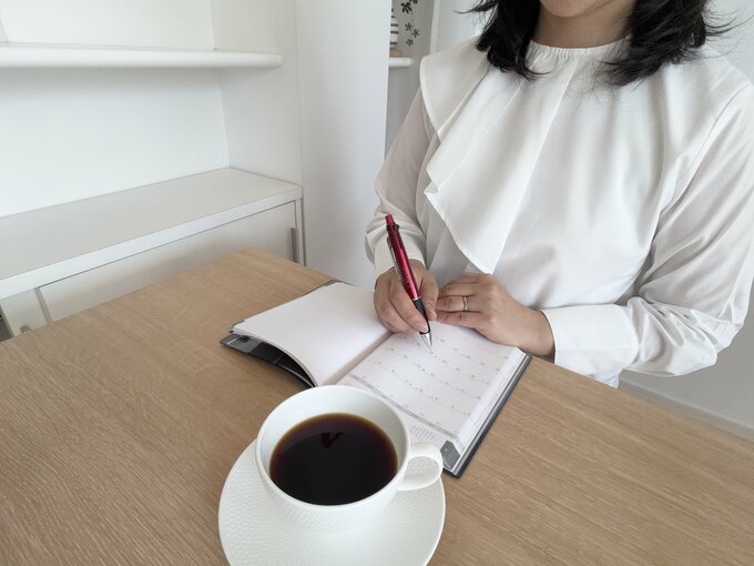 スケジュールを書く女性