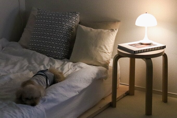ベッドサイドのスツールに置いている様子