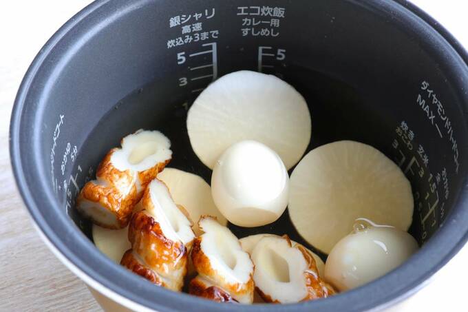 炊飯器に卵ちくわ大根