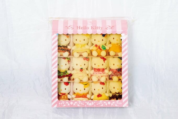 キティちゃんのぬいぐるみが12個入った箱