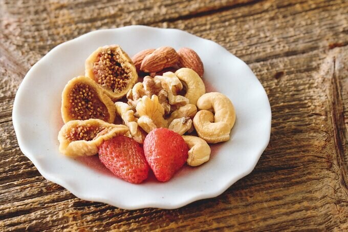 皿にのったドライフルーツのいちごやイチジクとミックスナッツ