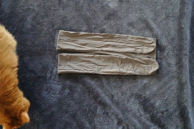 タイツを半分に折る