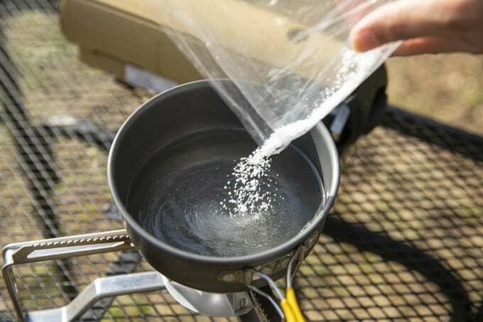 お鍋に調味料を加える