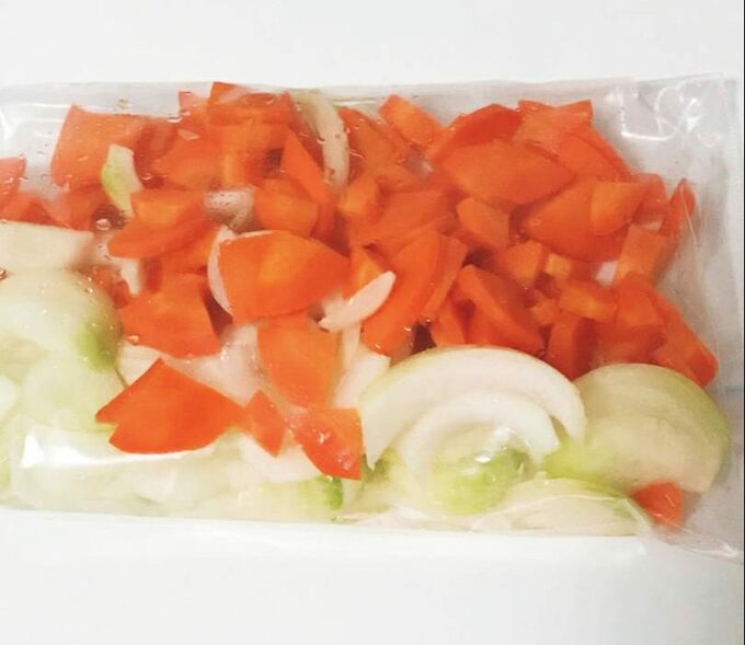 ニンジンとタマネギをミックスして冷凍している様子