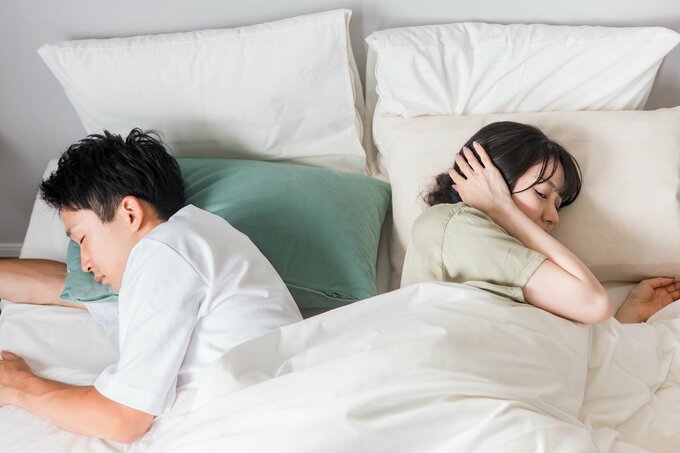 寝室でイライラしている女性