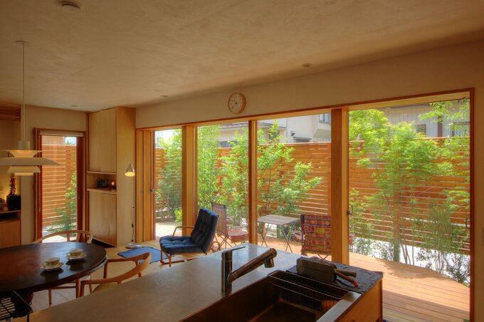 玄関とリビングダイニング