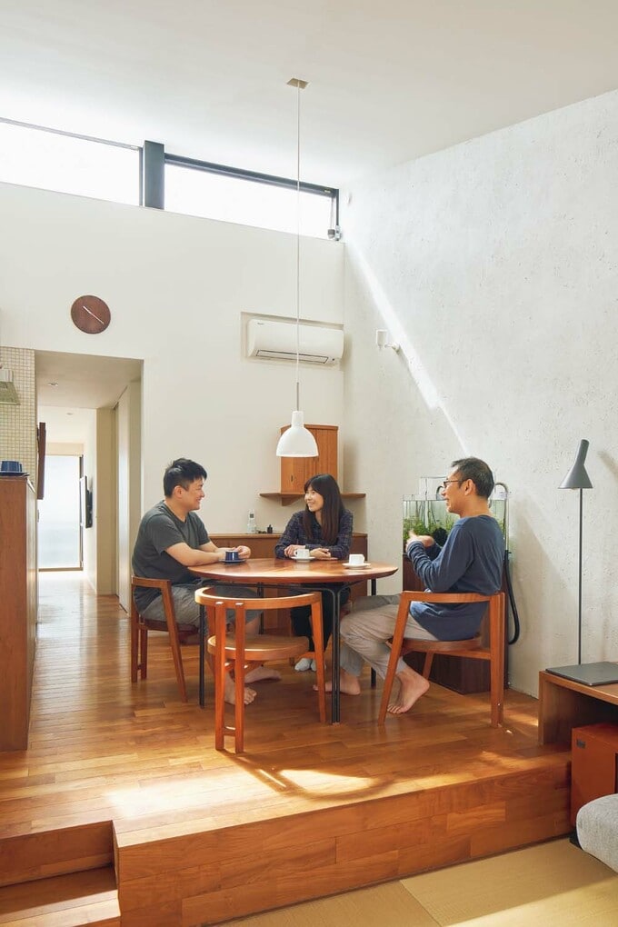 ダイニングでくつろぐ家族