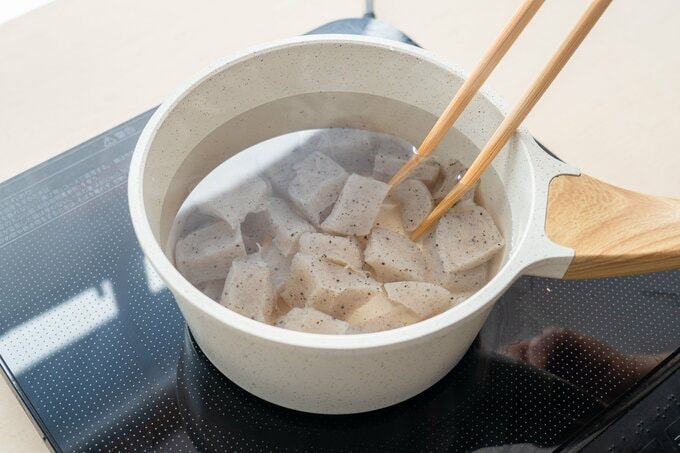 こんにゃくをゆでている