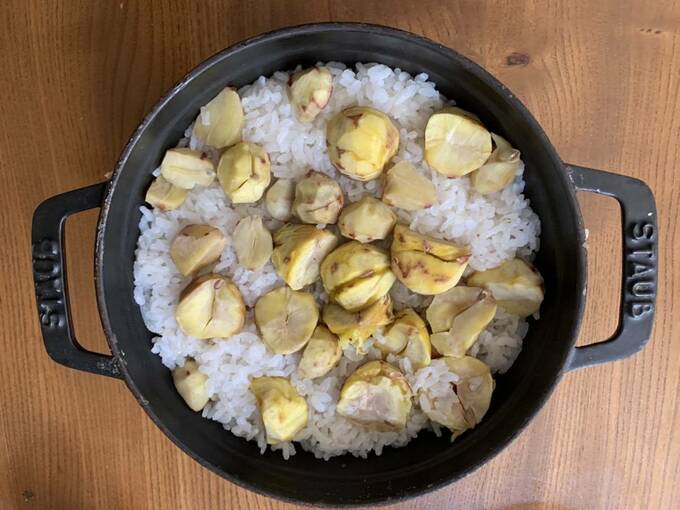 ご飯の上にたくさんの栗