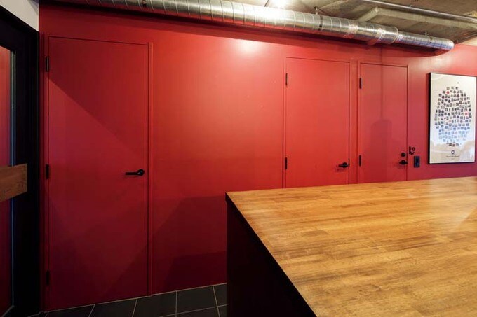 ボルドーの塗装で壁と扉を一体化