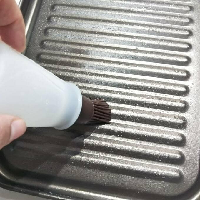 油を塗れば、よりこびりつきにくく