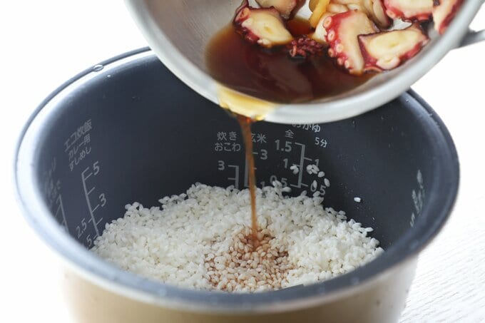 ご飯に煮汁を入れる