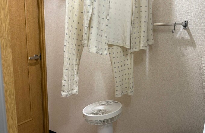 梅雨時の部屋干しは下から扇風機で風をあてる