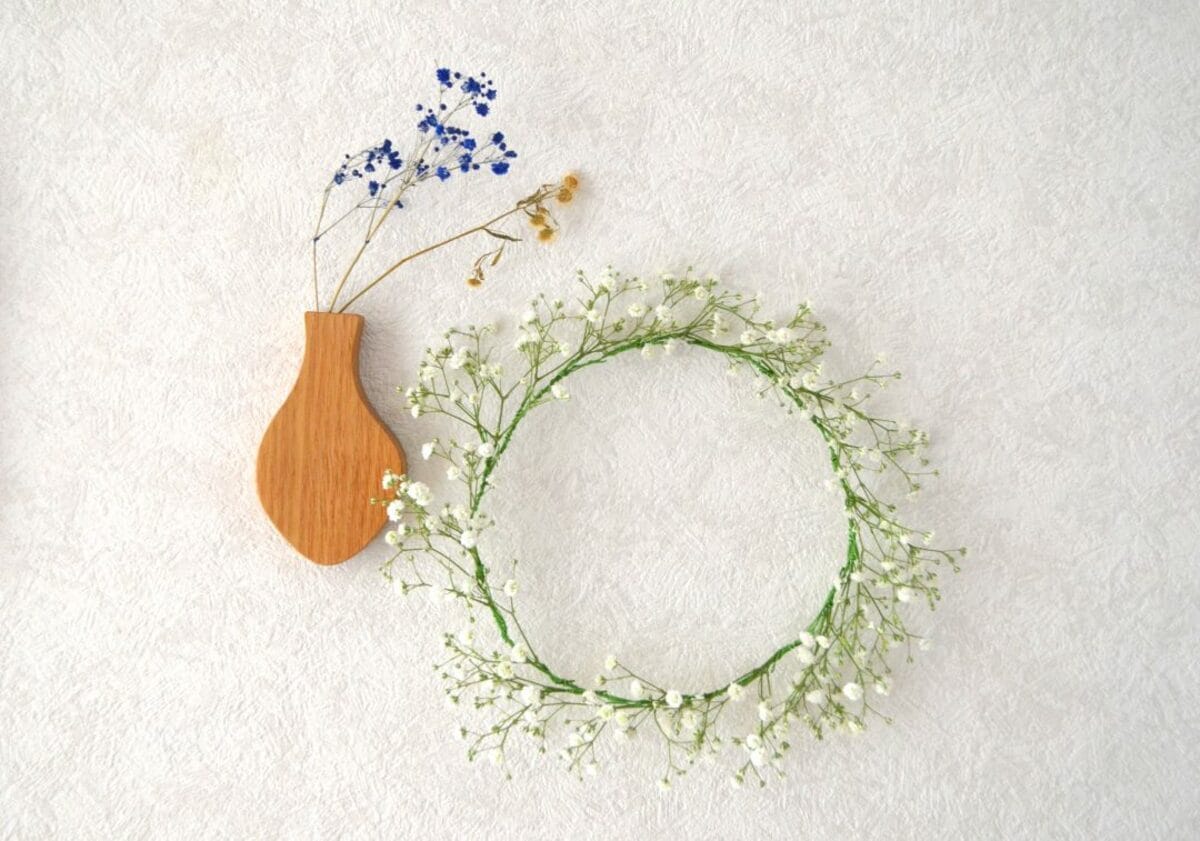 カスミソウ1本で、激かわいい花冠を2つつくるテク | ESSEonline