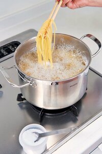 パスタをゆでる