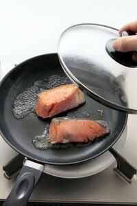 酒をふったらフタをして蒸し焼きに。鮭1切れに酒大さじ1が目安