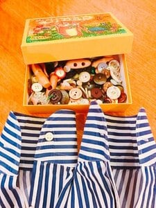 予備ボタンも、捨てる服のボタンも、まとめて箱の中へ